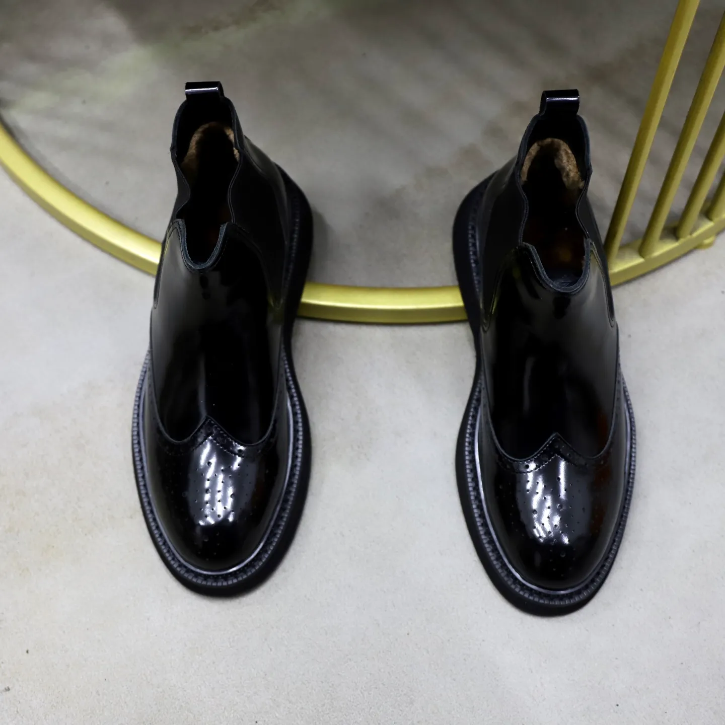 Ex-factory price: 680💰🙅‍♂️🙅‍♂️🙅‍♂️Fellow lining Cowhide lining Brand: PRADA Standard code: 38-44 (45 customized) Grade: Same style as the official website Material: Original high-grade cowhide surface Comfortable velvet lining Cowhide lining optional Non-slip soft wear-resistant outsole Style category: Men's fashionable casual boots Distinguished luxury brand elements Top luxury color: actual picture color